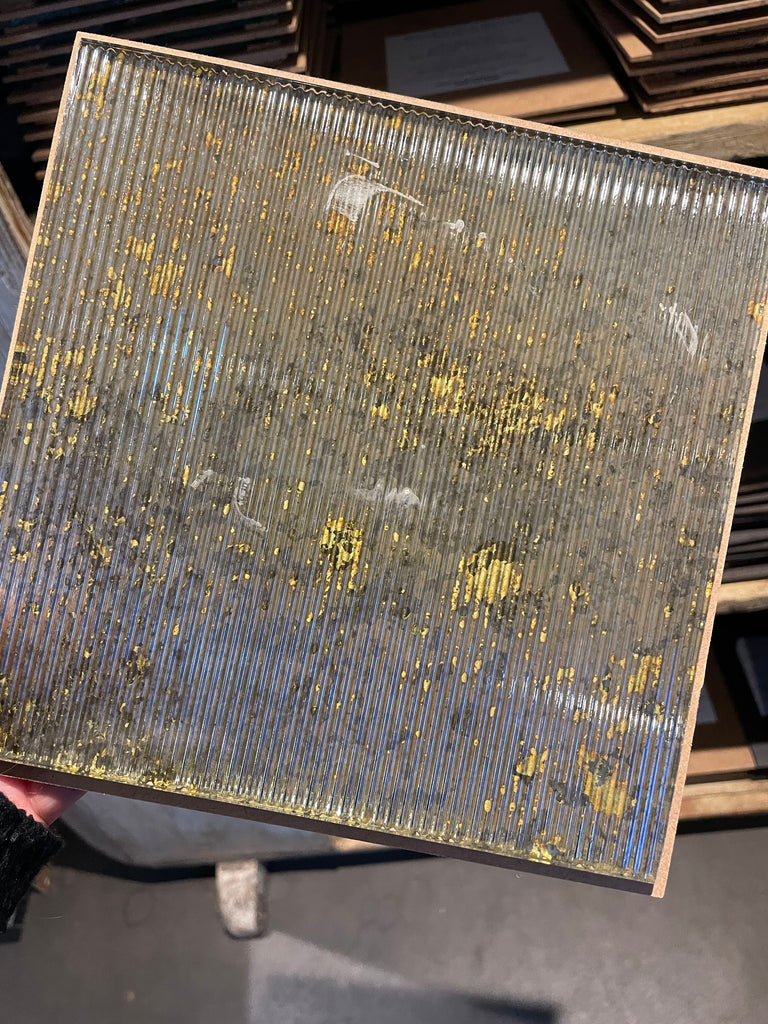 Gold Swathe on Ribbed Glass Sample